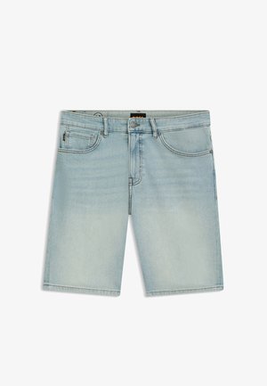 Hellblaue Jeansshorts mit Vordertaschen, Gürtelschlaufen und Knopfverschluss, flach auf einem weißen Hintergrund ausgelegt.