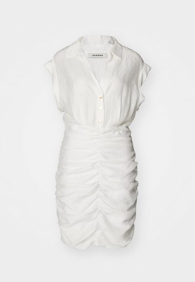 Valge lühikeste varrukatega nööpidega kleit, millel on rütmitatud tekstuur, krae ja dekoratiivsed esipaneelid, mis loovad vormitud silueti.