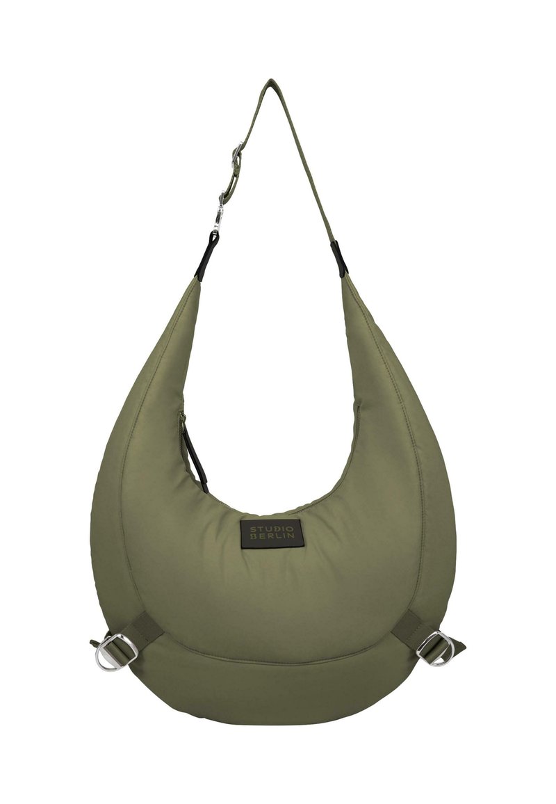 Borsa a spalla in tessuto verde con design curvo, dettagli in hardware nero e corpo imbottito. Presenta una tracolla regolabile e una patch con logo.