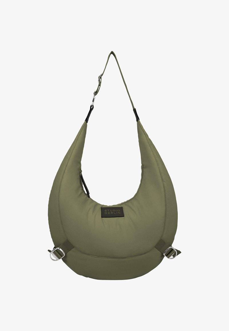 Vihreä kangasta oleva olkalaukku, jossa on kaareva muotoilu, mustat metalliosat ja pehmustettu runko. Varustettu säädettävällä hihnalla ja logopatchilla.