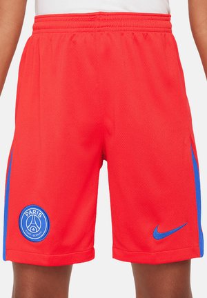 Rode sportieve shorts met blauwe zijaccenten, elastische tailleband en een logo-label met "PARIS SAINT-GERMAIN" op het linkerbeen.