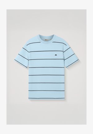 Cămașă albastru deschis cu mâneci scurte, cu dungi orizontale subțiri negre și un mic logo semicircular negru pe partea stângă a pieptului.