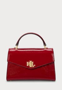 Κόκκινη τσάντα χειρός από πατεντέ δέρμα με δομημένο σχέδιο, χρυσά μεταλλικά στοιχεία και ανάγλυφο λογότυπο στο μπροστινό μέρος. Διαθέτει χερούλι στην κορυφή για εύκολη μεταφορά.