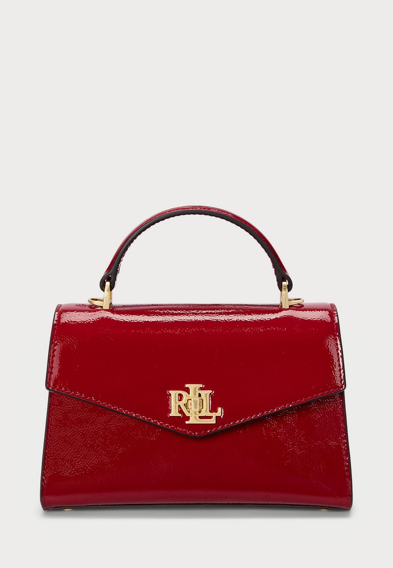 Κόκκινη τσάντα χειρός από πατεντέ δέρμα με δομημένο σχέδιο, χρυσά μεταλλικά στοιχεία και ανάγλυφο λογότυπο στο μπροστινό μέρος. Διαθέτει χερούλι στην κορυφή για εύκολη μεταφορά.