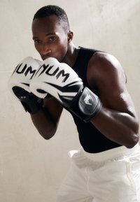 Selezionato, white/black