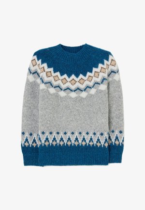 Gebreide trui in het grijs met blauwe, witte en beige geometrische patronen. Heeft een geribbelde halslijn en manchetten, met een klassieke pasvorm.