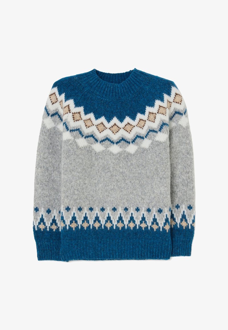 Maglione lavorato a maglia grigio con motivi geometrici blu, bianchi e beige. Presenta un collo e polsini a coste, con una vestibilità classica.