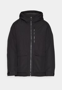 Svart vattentät jacka med huva, framzip-koppling, två stora framfickor och en bröstficka. Slät textur med minimalistisk design.