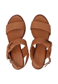 Braune Leder-Sandalen mit zwei breiten Riemen und einem geknoteten Detail, ausgestattet mit einem Schnallenverschluss und einer glatten, strukturierten Fußbett.