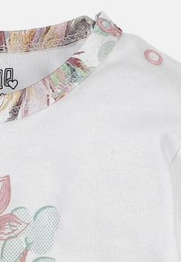 Biały ubranko dla niemowląt z kwiatowym nadrukiem, wielokolorowym obszyciem przy dekolcie i różowymi zatrzaskami na ramieniu dla ułatwienia ubierania.