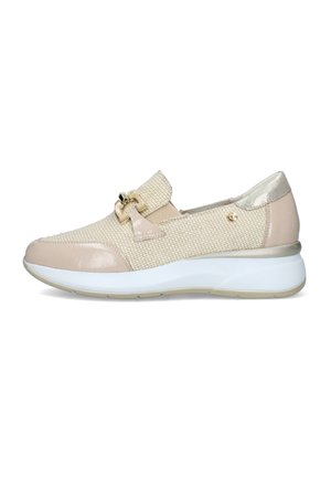 Sneaker beige slip-on con texture intrecciata, dettaglio fibbia dorata, accento metallico sul tallone e suola bianca spessa.