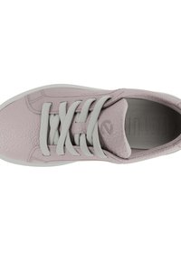 Lys pink lædersneaker med en struktureret overflade, grå snørebånd og en afrundet tå. Har en hvid gummisål og subtil branding.