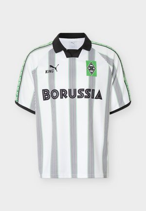 Λευκή και μαύρη ριγωτή φανέλα ποδοσφαίρου της Borussia με μαύρο γιακά, πράσινες λεπτομέρειες, λογότυπο Puma και έμβλημα του συλλόγου Borussia στο στήθος.