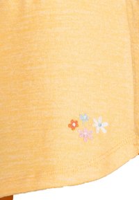 Tessuto giallo con una consistenza morbida e un leggero motivo melange. Presenta piccoli fiori ricamati in rosa, bianco, blu e arancione.