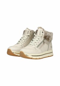 Dámské vysoké boty v světle béžové kůži, s koženým límcem, zipovým zapínáním a silnou, polstrovanou podrážkou se zlatým akcentem.