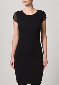 Černé přiléhavé šaty s krátkými, průhlednými rukávy. Hladká textura, kulatý výstřih a design ke kolenům. Jednoduchý a univerzální základní kousek.