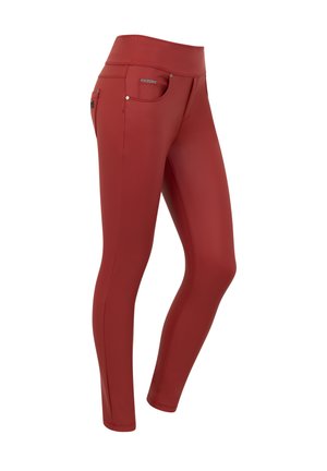 Leggings rouges avec une texture lisse et brillante, une taille haute et des poches avant avec des détails en métal argenté.