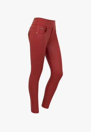 Leggings rojos con una textura suave y brillante, banda alta en la cintura y bolsillos delanteros con detalles de hardware en plata.