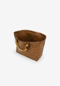 Cesta rectangular tejida en marrón, con una superficie texturizada y un mango de bambú. Parte superior abierta sin cierre, mostrando un intrincado patrón de tejido.