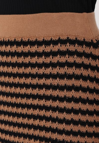 Pletená sukně s horizontálními pruhy v černé a béžové barvě, s texturovaným vzorem. Pas je z pevného ribbed béžového materiálu.
