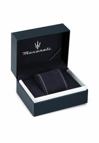 Scatola regalo Maserati di colore blu scuro con interni simili alla pelle scamosciata, caratterizzata da cuciture bianche e logo. Contiene un morbido cuscinetto per sostenere gli oggetti.