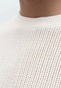 Weißer Strickpullover mit strukturiertem, offenem Strickmuster und geripptem Rundhalsausschnitt, der ein leichtes und atmungsaktives Design bietet.