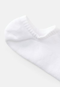 Hvit ankel sokk laget av myk stoff. Har ribbet mansjett og sømløst tådesign for komfort.