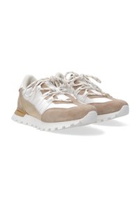 Beige Wildleder- und weiße Stoff-Sneaker mit einem strukturierten Design, weißen Gummisohlen und passenden Schnürsenkeln, die einen goldenen Akzent in der Nähe des Fersenbereichs aufweisen.