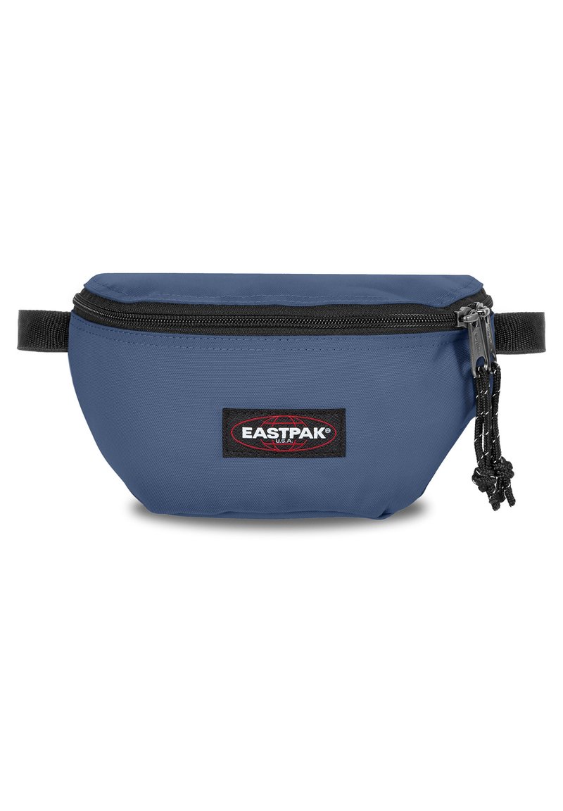 Pochette Eastpak blu realizzata in tessuto resistente, con chiusura a zip nera e design rettangolare. Include un'etichetta con logo e dettagli testurizzati.