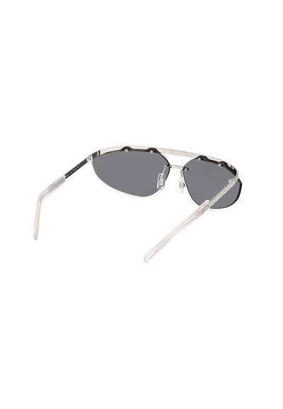 Occhiali da sole con montatura in metallo, lenti grigie scure e bracci in plastica trasparente. Presentano un design elegante e angolare con accenti di hardware prominenti.