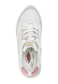 Witte mesh sneaker met lichtgrijze suède accenten, platte veters en een gestructureerde achterkant. Heeft een glinsterend detail op de tong en een gepatterde binnenzool.