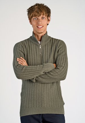 Sweter z dzianiny w oliwkowym kolorze, z wysokim kołnierzem, zamek błyskawiczny oraz fakturowany wzór z prążkowanymi mankietami i dołem.