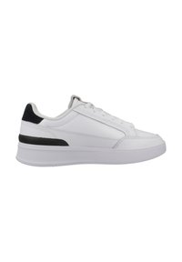 Scarpe da ginnastica bianche con tomaia in sintetico liscio, design con lacci, dettagli neri strutturati sul tallone e sul lato, e una suola spessa bianca.
