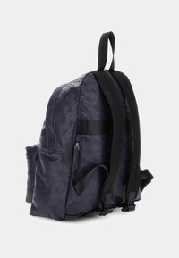 Zaino blu navy con motivo testurizzato, spallacci neri regolabili, tasca laterale con zip e base rinforzata per una maggiore durata.