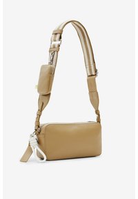 Tasche aus tanfarbenem Leder in rechteckiger Form. Verfügt über eine strukturierte Oberfläche, einen verstellbaren gestreiften Trageriemen und silberne Hardware-Akzente.