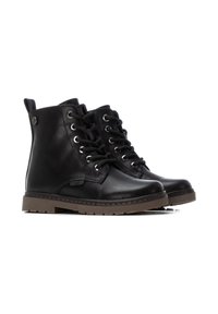 Botas de cuero negro hasta el tobillo con ojales metálicos, cordones resistentes, una suela de goma marrón y una lengüeta en la parte posterior para facilitar su uso.