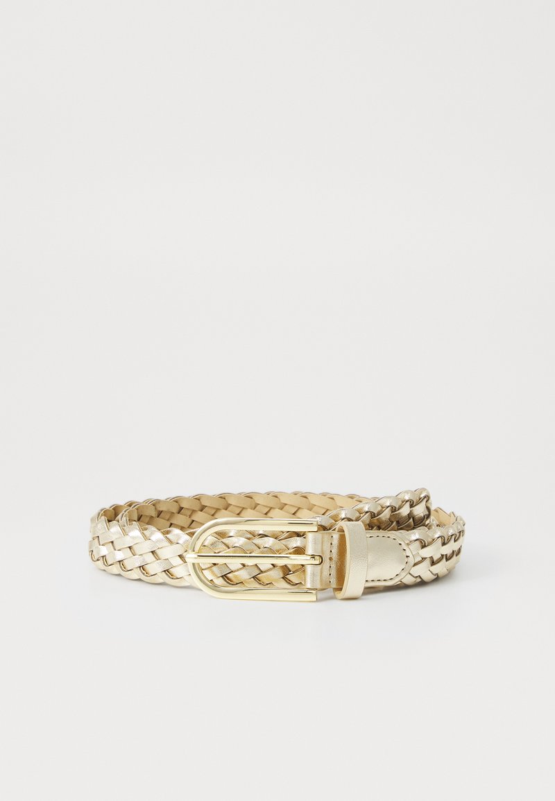 Vævet faux læderbælte i guld med en blank guldspænde og glatte læderdetaljer. Har et flettet design og solid konstruktion.
