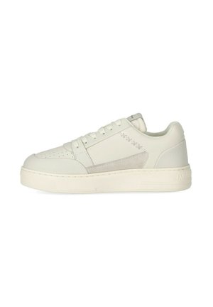 Sneakers con lacci in pelle avorio, caratterizzati da un pannello in suede a contrasto, punta perforata, dettagli testurizzati e una suola in gomma spessa.