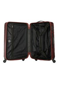 Rode harde koffer met een zwarte binnenkant. Kenmerken zijn onder andere ritscompartimenten en kruisbanden voor het beveiligen van de inhoud. Vier wielen voor mobiliteit.