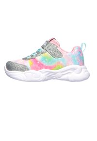 Zapatilla pastel con purpurina y un patrón de tie-dye en rosa, azul y amarillo. Cuenta con una correa plateada, cordones azul claros y una suela blanca acolchada.