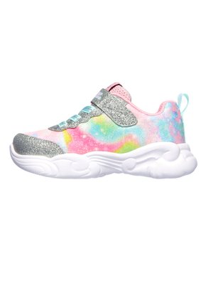 Zapatilla pastel con purpurina y un patrón de tie-dye en rosa, azul y amarillo. Cuenta con una correa plateada, cordones azul claros y una suela blanca acolchada.