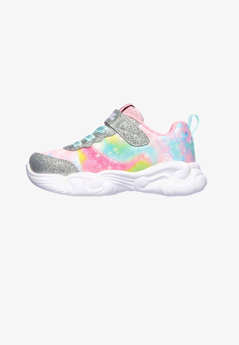 Baskets pastel pailletées avec un motif tie-dye rose, bleu et jaune. Comprend une sangle argentée, des lacets bleu clair et une semelle blanche rembourrée.
