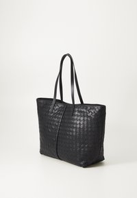 Zwarte geweven tote bag gemaakt van synthetisch materiaal. Beschikt over twee lange handvaten, een rechthoekige vorm en subtiele stikdetails.