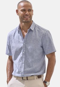 Kurzärmliges blau-weißer gestreifter Hemd aus leichtem Stoff mit Button-Down-Kragen und lässiger Passform, kombiniert mit beigen Hosen.