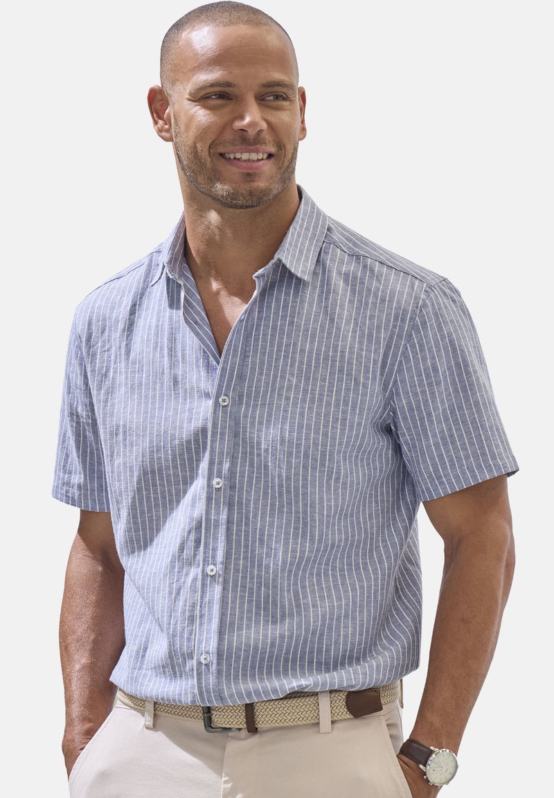 Kurzärmliges blau-weißer gestreifter Hemd aus leichtem Stoff mit Button-Down-Kragen und lässiger Passform, kombiniert mit beigen Hosen.