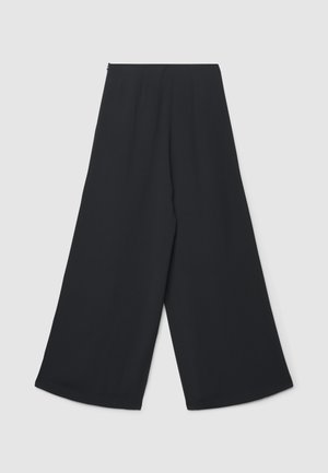 Pantalon à jambes larges de couleur noire unie, confectionné dans un tissu lisse. Caractérisé par une taille haute et des plis nets et ajustés pour une apparence structurée.