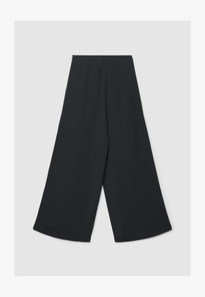 Pantaloni a gamba larga in nero solido, realizzati in tessuto liscio. Presentano una vita alta e pieghe pulite e sartoriali per un aspetto strutturato.
