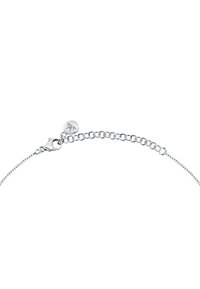 Bracciale in argento con chiusura a moschettone, lunghezza regolabile con etichetta circolare, finitura lucida e maglie di dimensioni variabili.