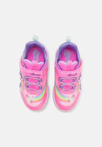 Roze sport schoenen met een gestructureerde afwerking, elastische veters, regenboogdetails en een lavendelkleurig interieur met een eenhoornontwerp.