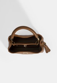 Bruine leren handtas met een gestructureerde afwerking, bovenhandvatten, gouden hardware en een franjesaccent. Interieur heeft één hoofdcompartiment en een scheidingswand.